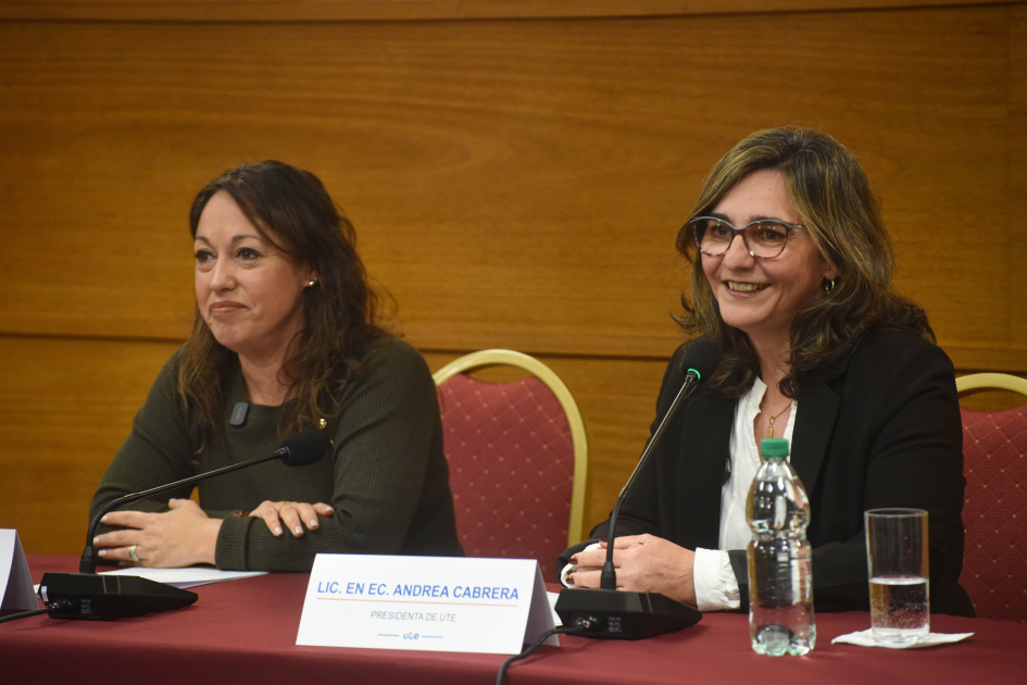 Ministra Fernanda Cardona y presidenta de UTE, Andrea Cabrera Cardona y Cabrera, sentadas en una mesa
