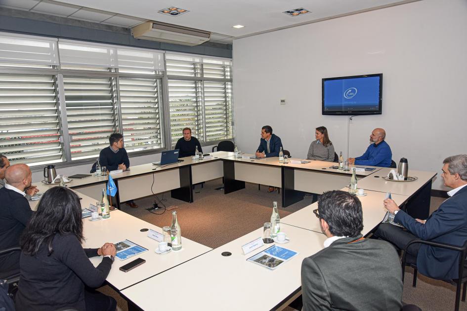 Autoridades del LATU recibieron al equipo de Microsoft Varias personas están reunidas en mesas que forman un rectángulo