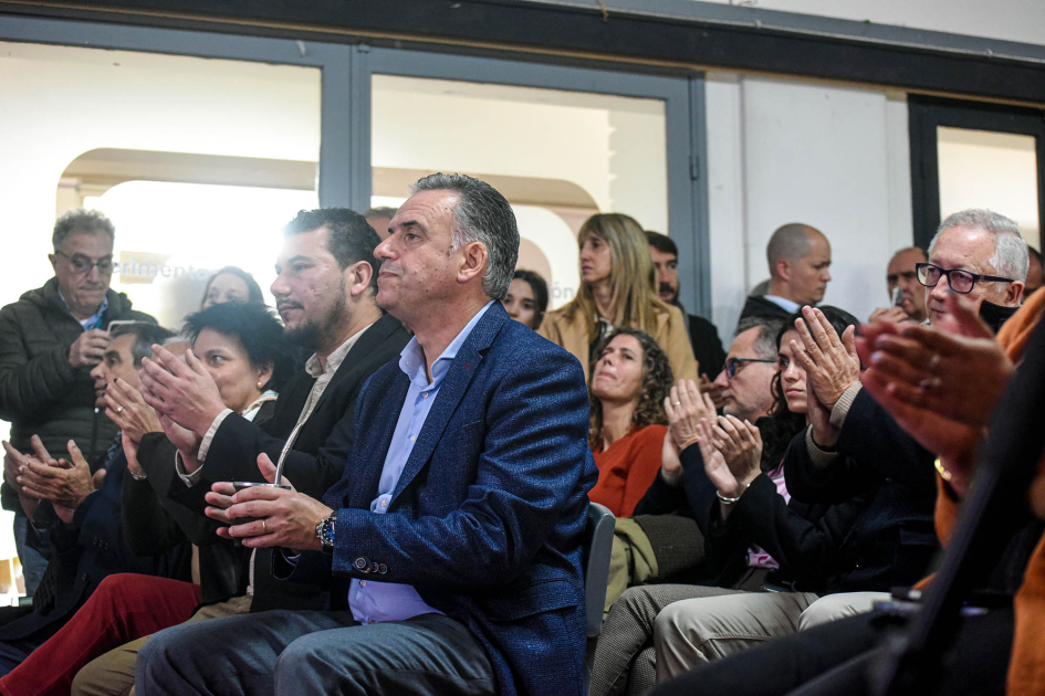Presidente Yamandú Orsi sentado junto a autoridades y público, aplaude.