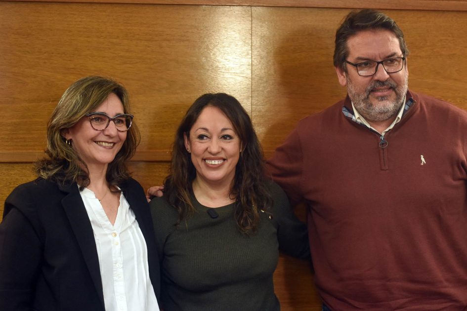 Presidenta de UTE, Andrea Cabrera; ministra Fernanda Cardona; intendente Guillermo Levratto De pie, de izquierda a derecha: Cabrera, Cardona y Levratto