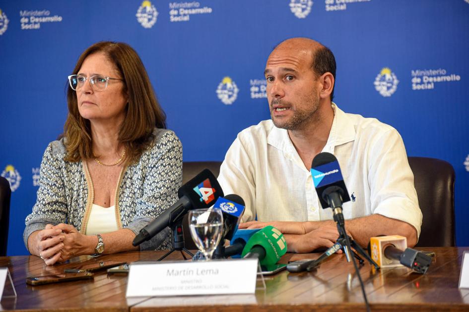 Ministro Lema habla junto a la ministra Facio, en mesa de autoridades