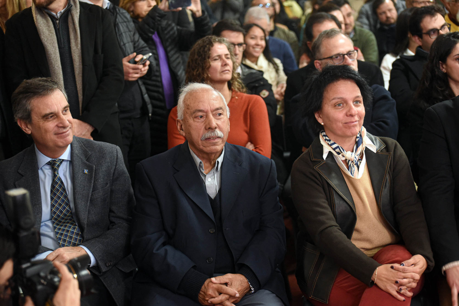 Autoridades sentados en primera fila. Detrás público.