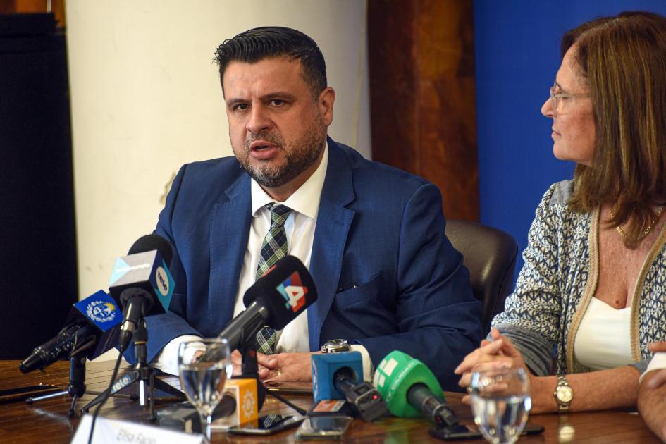 Vicepresidente de Ancap, Diego Durand El Gobierno extenderá el descuento de 50% en las garrafas habla junto a la ministra Facio, sentados