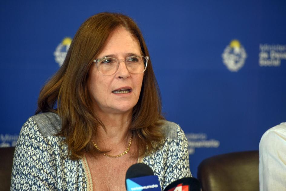 Ministra Elisa Facio La ministra Facio habla, sentada, con un micrófono; detrás hay un banner del Mides