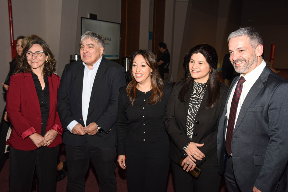 Cardona y autoridades, de pie, junto a un representante de Somos Uruguay