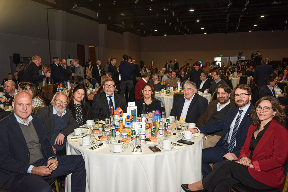 Cardona y otras autoridades, sentadas y sentados en una mesa