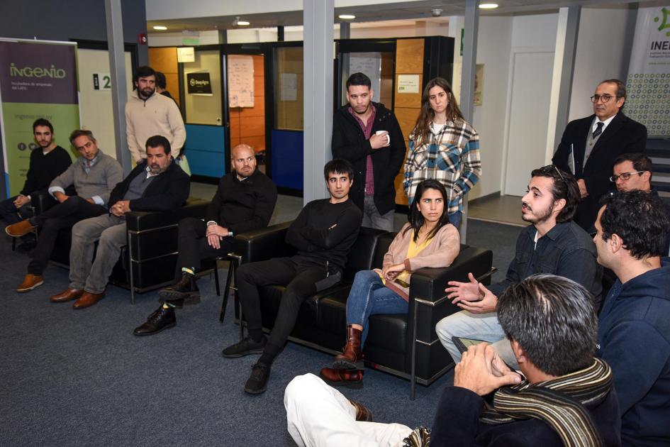 Ingenio presentó su proyecto al equipo de Microsoft Varias personas están reunidas, sentadas