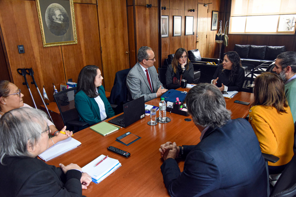 Personas sentadas alrededor de una mesa