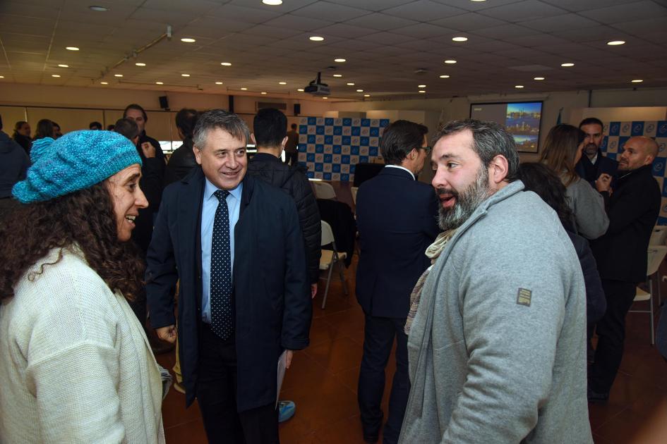 El ministro Paganini visitó el Club del emprendedor Paganini dialoga con otras personas en un salón