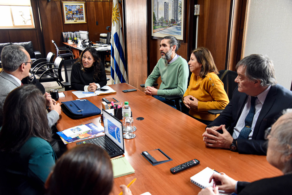 Personas sentadas alrededor de una mesa
