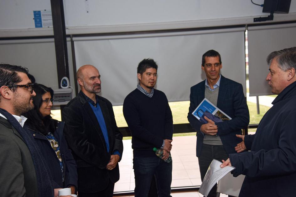 Paganini dialogó con el equipo de Microsoft en el Club del Emprendedor Paganini dialoga con otras personas