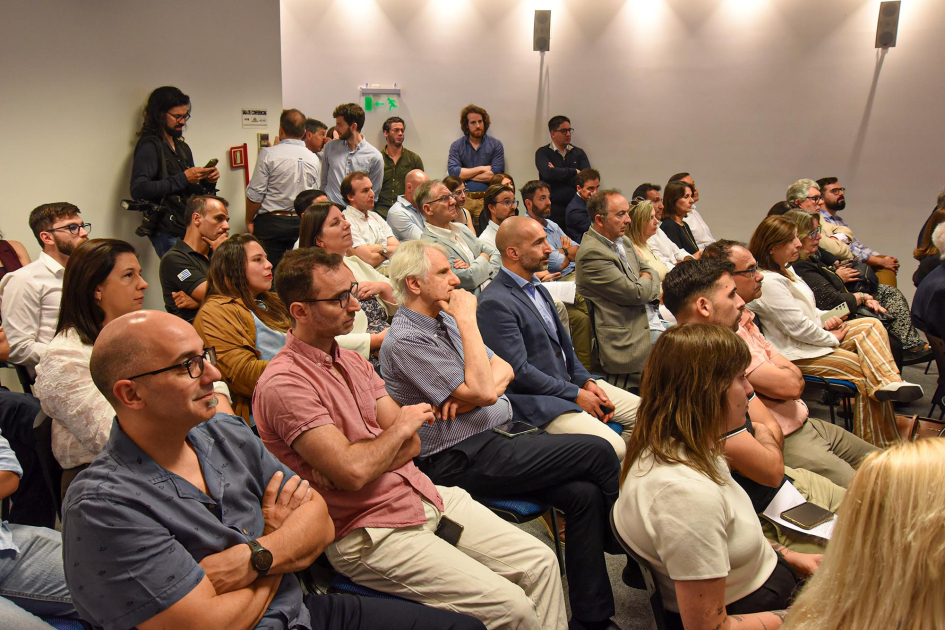 Público sentado y de pie