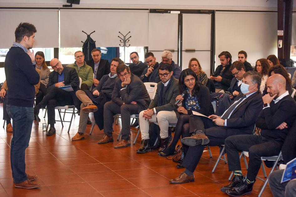 Integrantes de Microsoft disertaron en el Club del Emprendedor Un integrante de Microsoft habla ante un grupo de gente sentada
