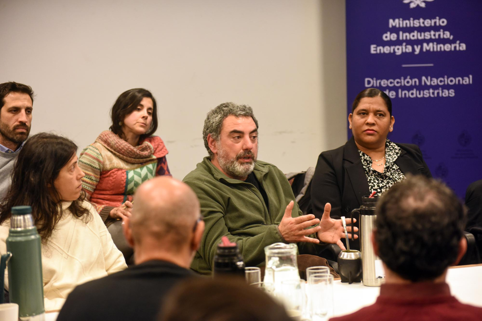 Decano de la FING habla a asistentes; detrás, banner del MIEM