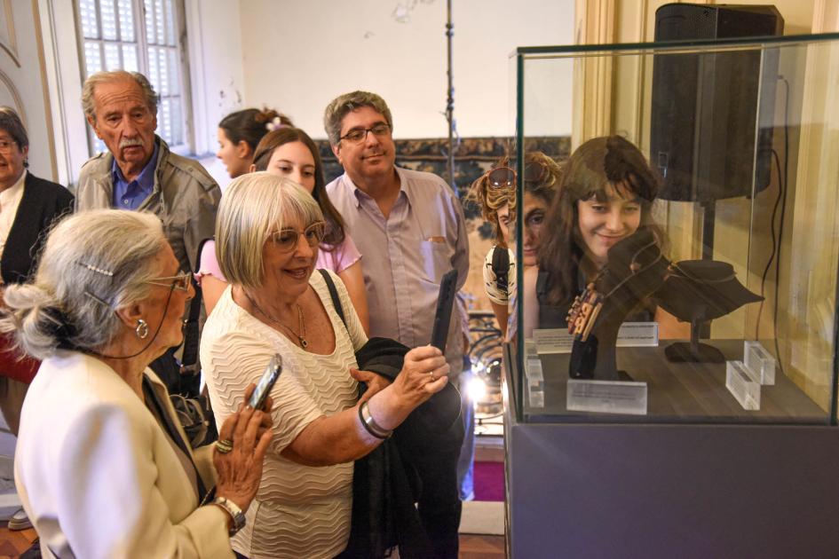 La muestra puede verse en el Museo de Artes Decorativas Palacio Taranco Público presente viendo artesanías