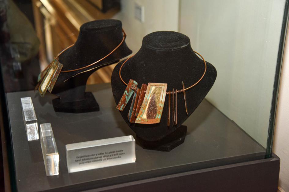 Artesanía reconocida Collar tras una vitrina