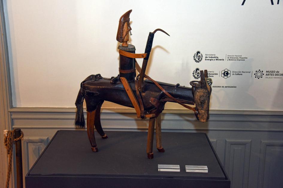 Artesanía reconocida Artesanía: caballo de madera con un jinete