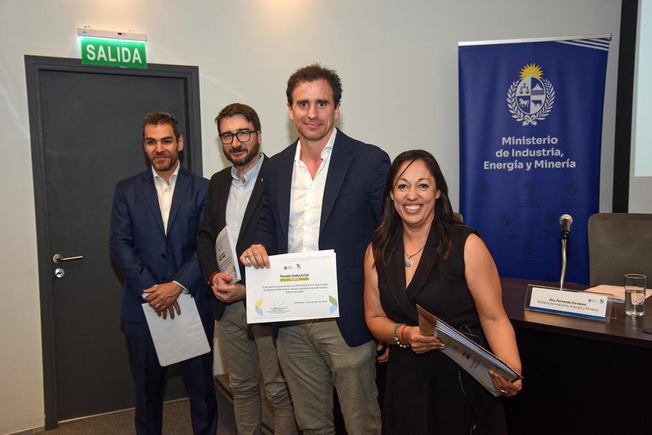 Autoridades entregan diploma