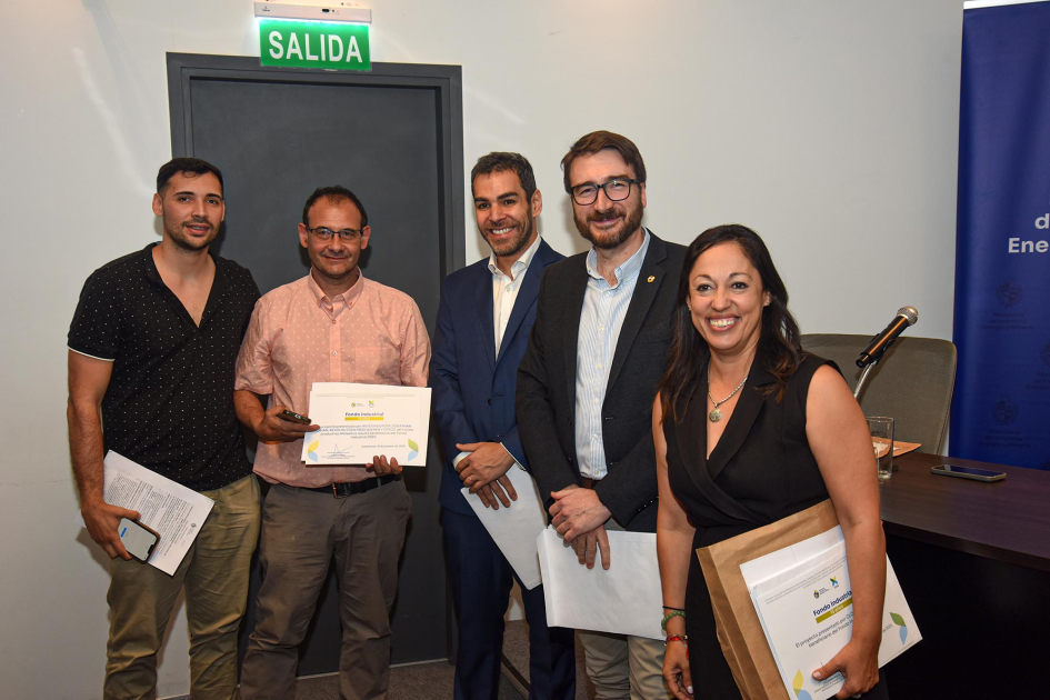 Autoridades entregan diploma