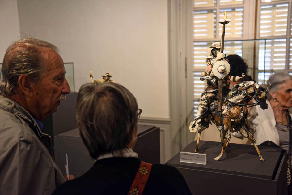 La exhibición puede visitarse hasta marzo de 2025 Un hombre y una mujer observan una artesanía