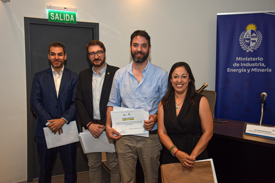 Autoridades entregan diploma