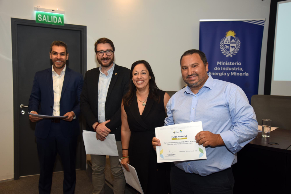 Autoridades entregan diploma