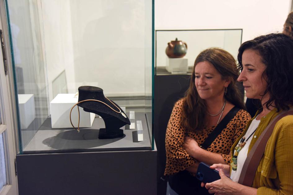 La exposición puede visitarse hasta marzo de 2025 Dos mujeres observan una artesanía reconocida