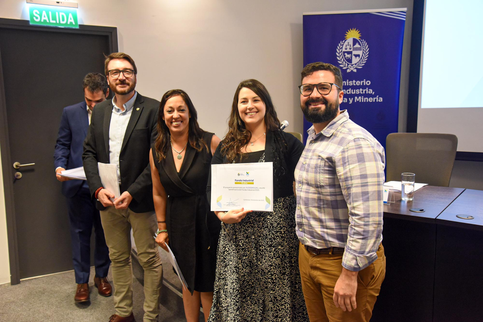 Autoridades entregan diploma