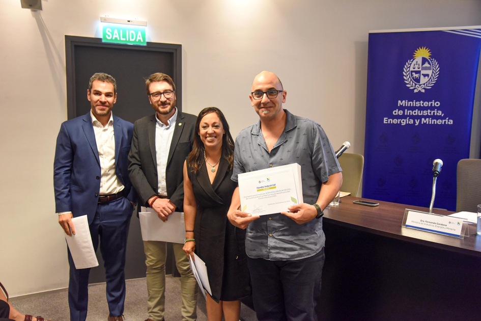 Autoridades entregan diploma