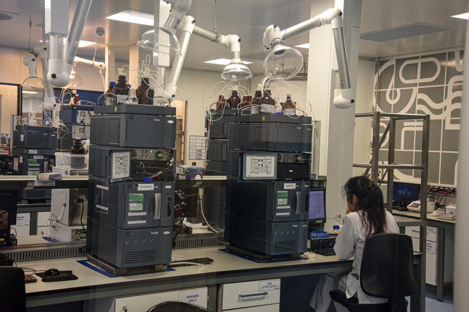 Laboratorio del Parque de las Ciencias Una mujer está sentada y se ven varios equipos