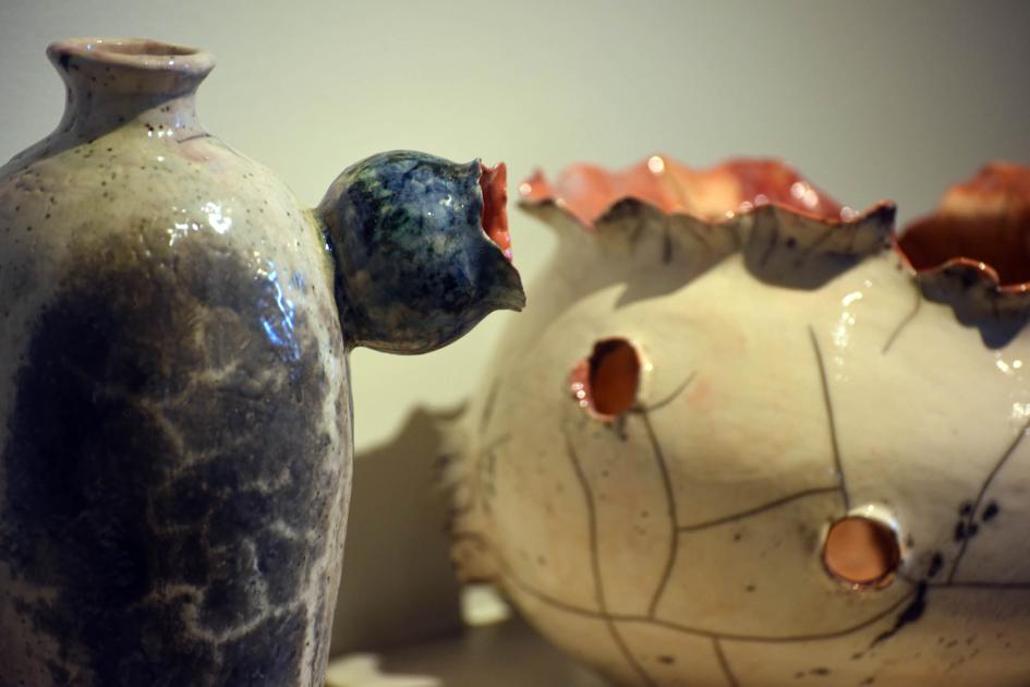Artesanía reconocida Dos jarrones de formas irregulares