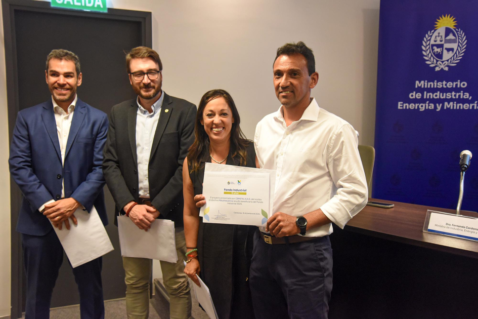 Autoridades entregan diploma