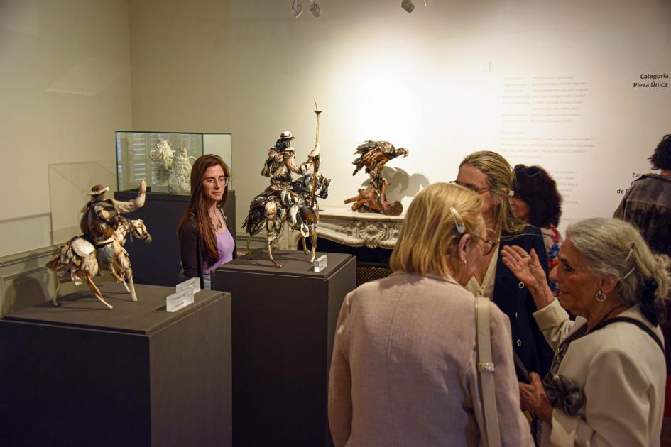 La exhibición puede visitarse hasta marzo de 2025 Personas observan distintas artesanías