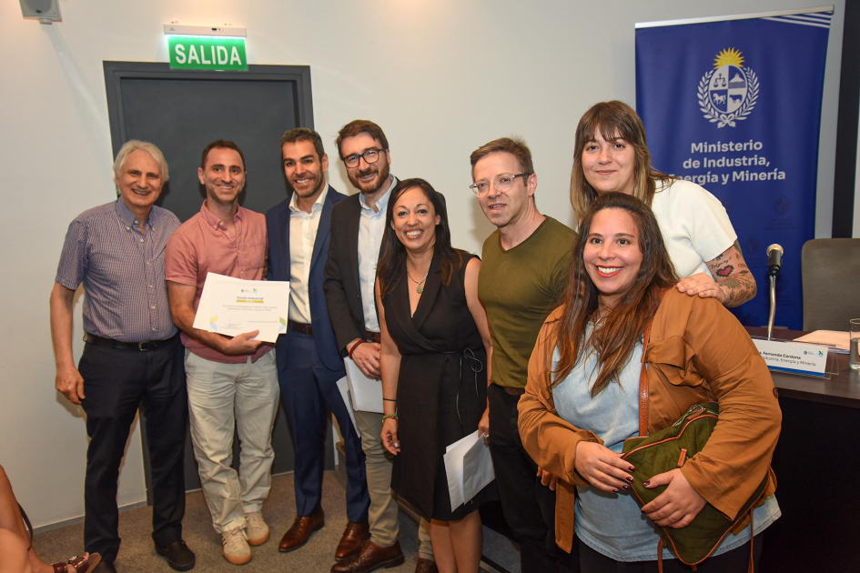 Autoridades entregan diploma