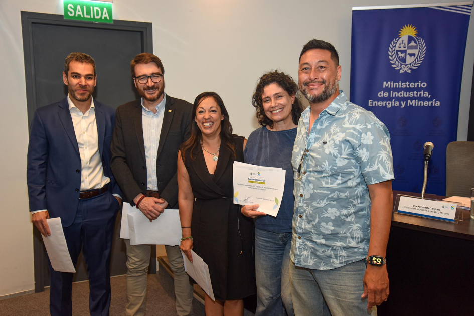 Autoridades entregan diploma