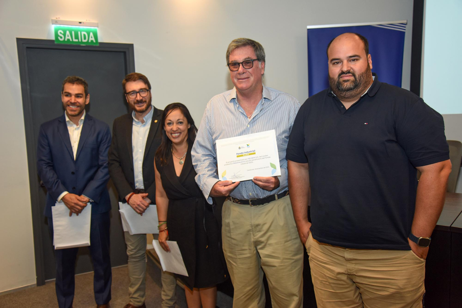 Autoridades entregan diploma