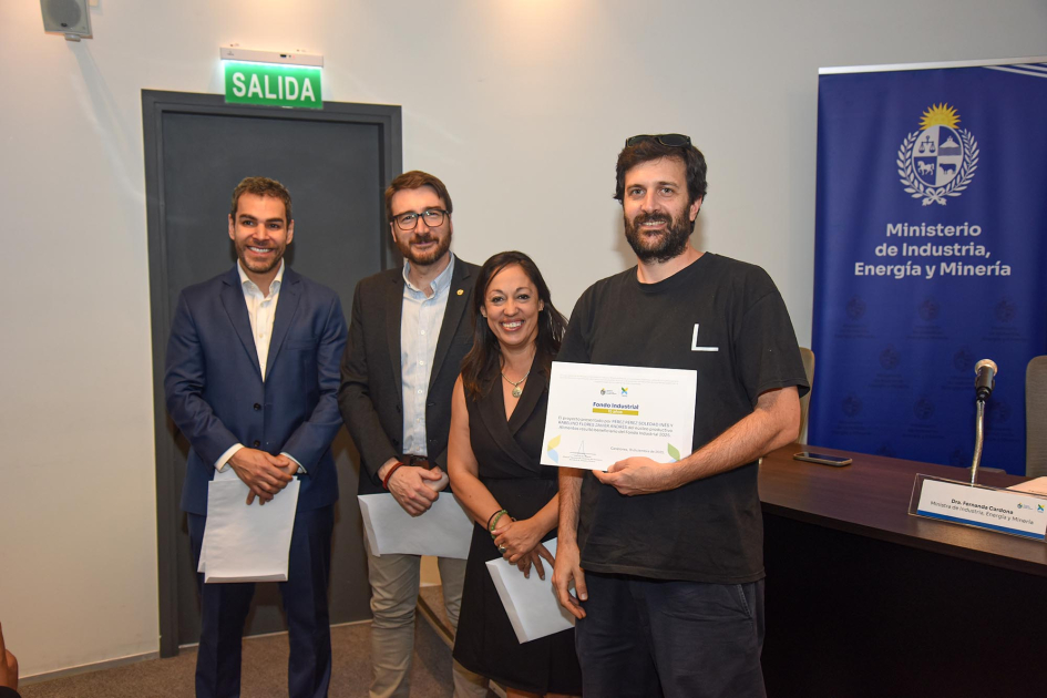 Autoridades entregan diploma