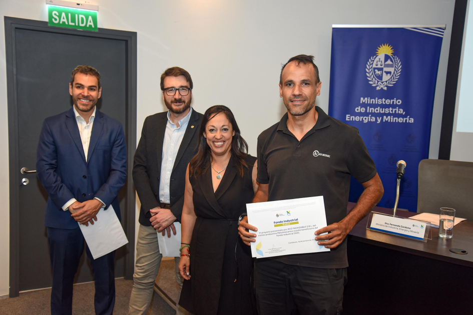 Autoridades entregan diploma