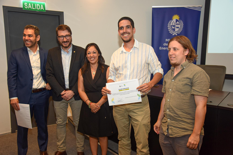 Autoridades entregan diploma