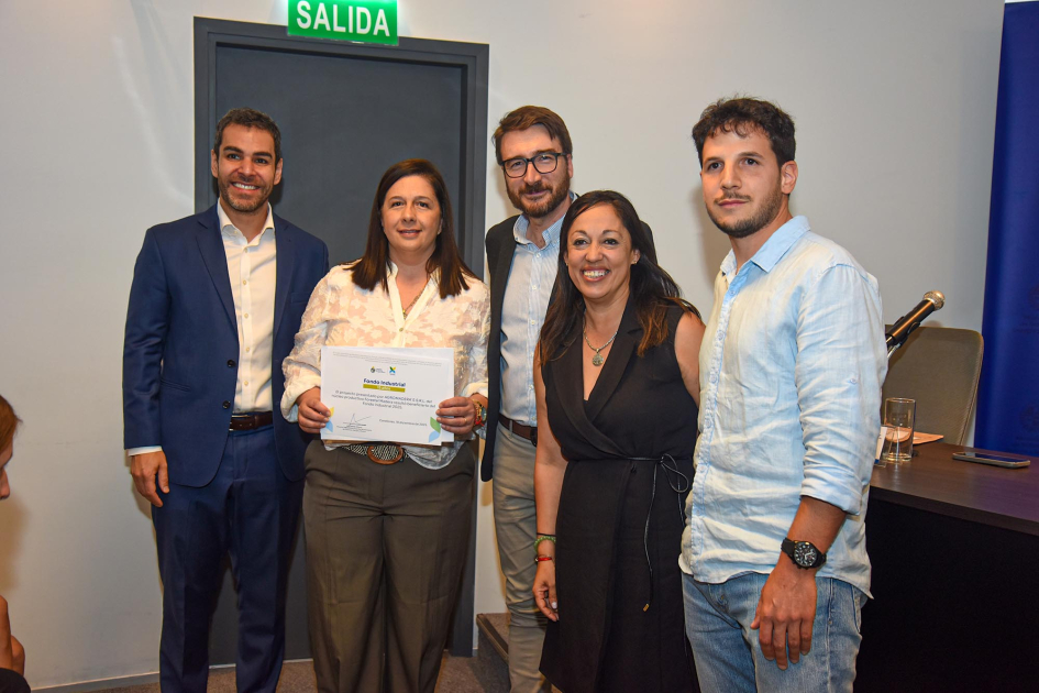 Autoridades entregan diploma