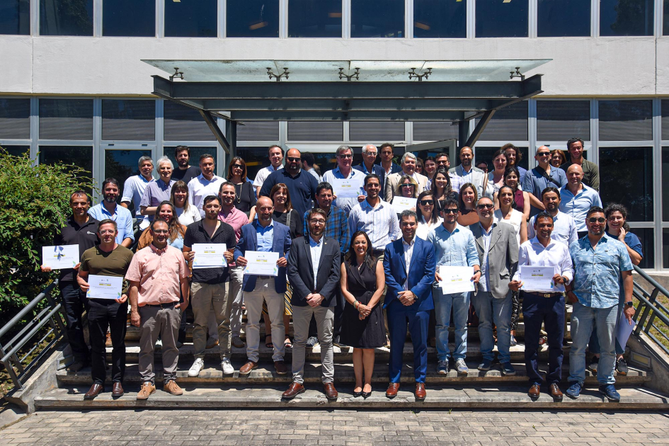 Autoridades y empresas beneficiarias en foto grupal en las escaleras del PCTP