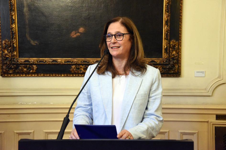 Ministra Elisa Facio Ministra Facio habla desde un atril