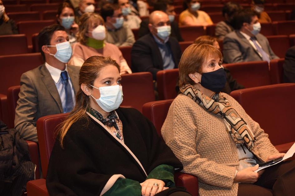 Directora Susana Pecoy y encargada de despacho Ana Inés Antía Público; en primera fila, la directora Susana Pecoy y la encargada de despacho Ana Inés Antía