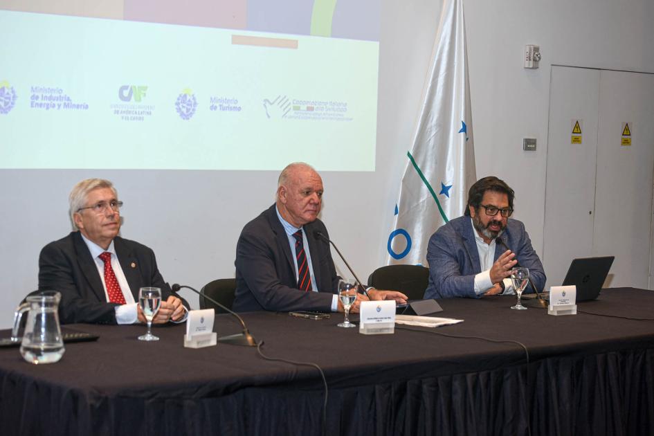 El director Gonzalo Maciel destacó que el evento permitirá realizar contactos empresariales Mesa de autoridades; habla el director Maciel