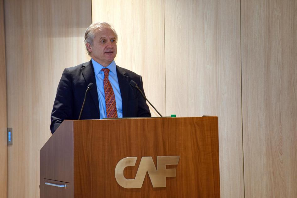 Jorge Srur, gerente regional Sur de CAF-Banco de Desarrollo de América Latina En atril habla Jorge Srur, gerente regional Sur de CAF-Banco de Desarrollo de América Latina