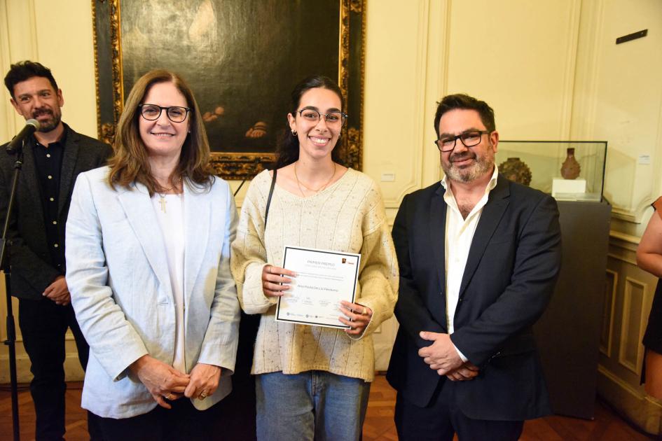 Artesana reconocida en el Premio Nacional de Artesanía 2024 Ganadora muestra diploma junto a autoridades