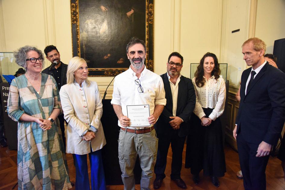 Artesano reconocido en el Premio Nacional de Artesanía 2024 Ganador muestra diploma junto a autoridades