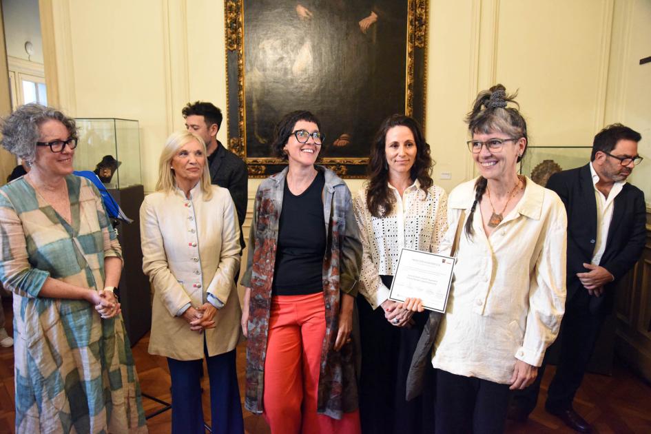 Artesana reconocida en el Premio Nacional de Artesanía 2024 Ganadora muestra diploma junto a autoridades