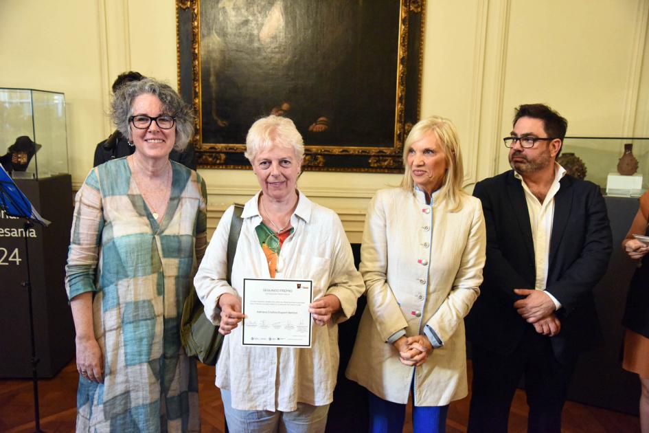 Artesana reconocida en el Premio Nacional de Artesanía 2024 Ganadora muestra diploma junto a autoridades