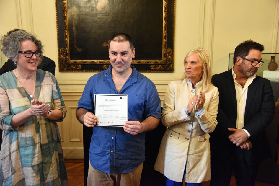 Artesano reconocido en el Premio Nacional de Artesanía 2024 Ganador muestra diploma junto a autoridades
